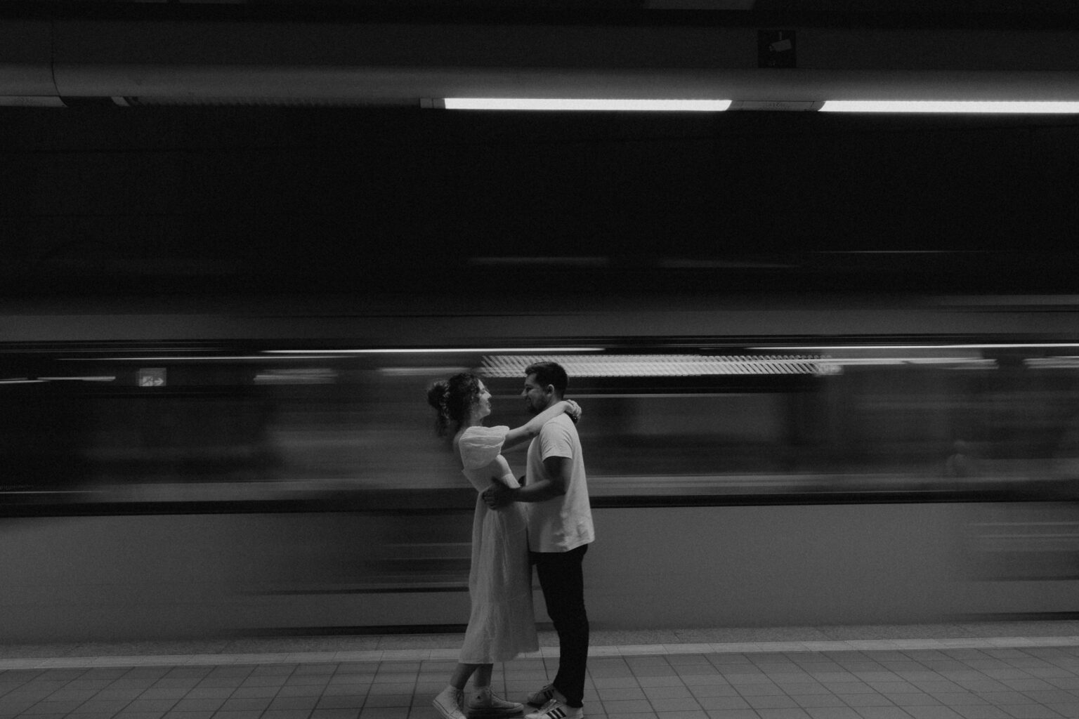 Ein frisch verheiratetes Paar genießt einen romantischen After-Wedding-für unvergessliche brautpaarbilder